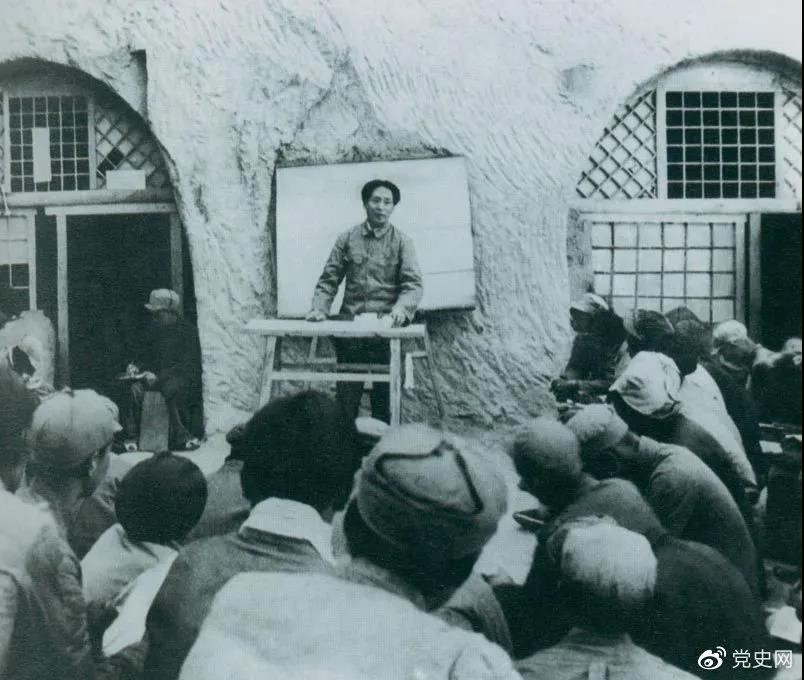 1938年4月，毛澤東在魯迅藝術(shù)學(xué)院講演。