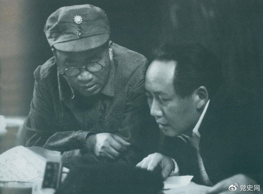 1945年4月，毛澤東和朱德在中國共產(chǎn)黨第七次全國代表大會上。