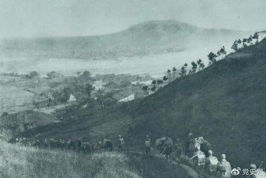 1945年4月6日，太行部隊等向白晉、同蒲沿線上的日軍展開攻擊。這是八路軍向祁縣開進。