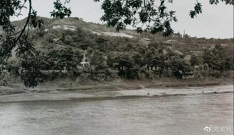 1935年3月16日至17日，紅一方面軍三渡赤水的渡口之一——茅臺(tái)渡口。