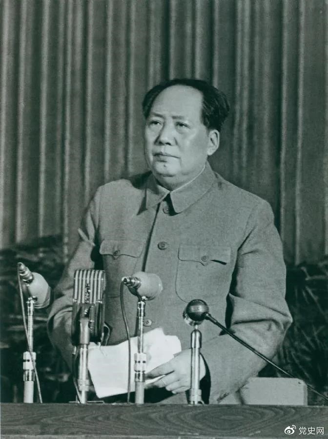 　　1957年2月27日，毛澤東在最高國務(wù)會議第十一次（擴大）會議上發(fā)表《如何處理人民內(nèi)部的矛盾》（后改為《關(guān)于正確處理人民內(nèi)部矛盾的問題》）講話。