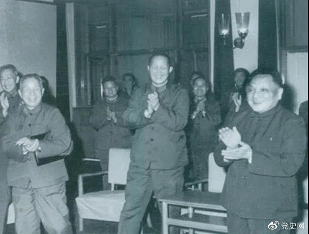 1978年3月，鄧小平和參加五屆人大一次會議的解放軍代表在一起。