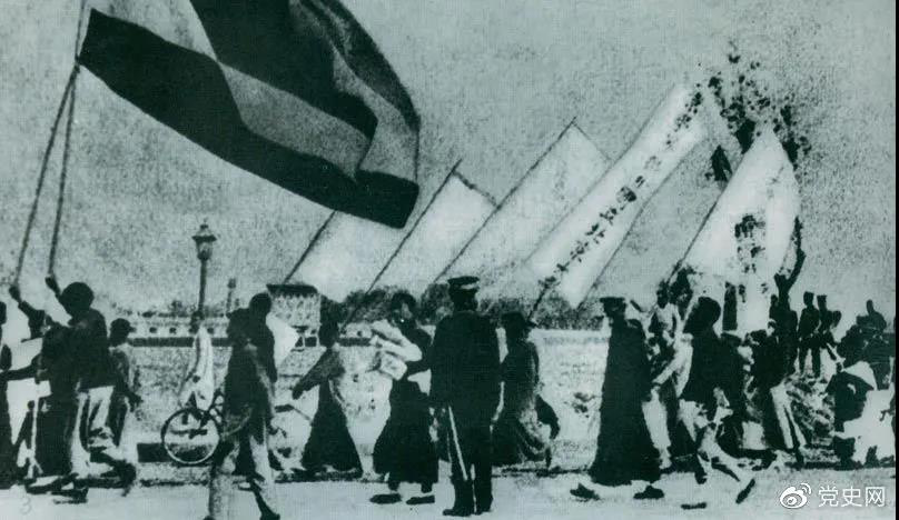 1919年5月4日，北京爆發(fā)學(xué)生反帝愛國(guó)運(yùn)動(dòng)。這是北京大學(xué)學(xué)生的示威游行隊(duì)伍。